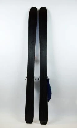 Voorkant -SneeuwSpel Winkel SkiZAGUBAC96 Kingpinbase